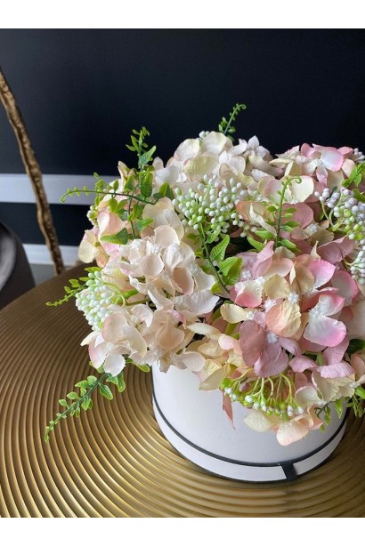 Суцвіття гортензії Тач оф Пінк в квітковій композиції